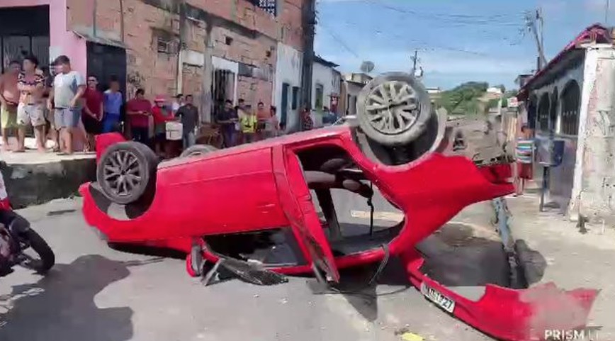 Motorista de aplicativo capota carro com passageiros em Manaus