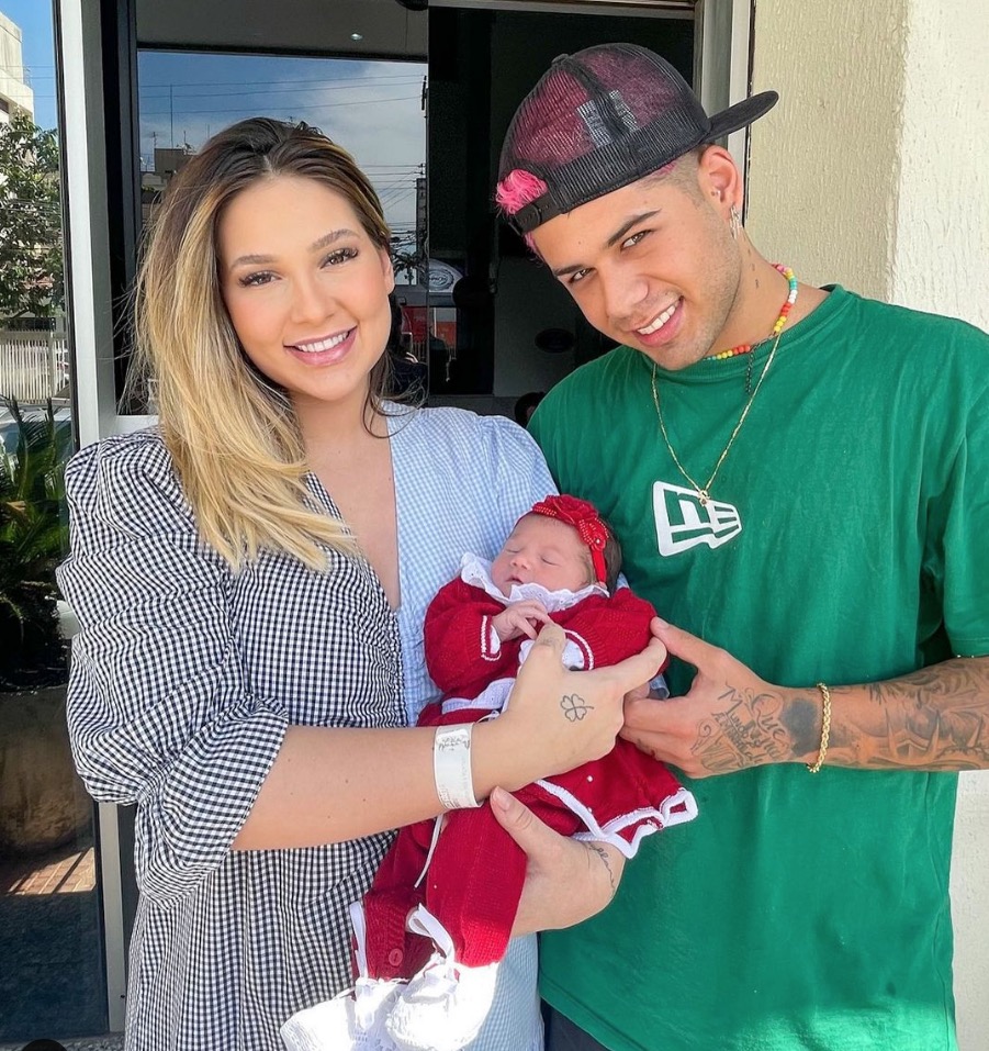 Virginia e Zé Felipe deixam maternidade com Maria Alice; veja foto