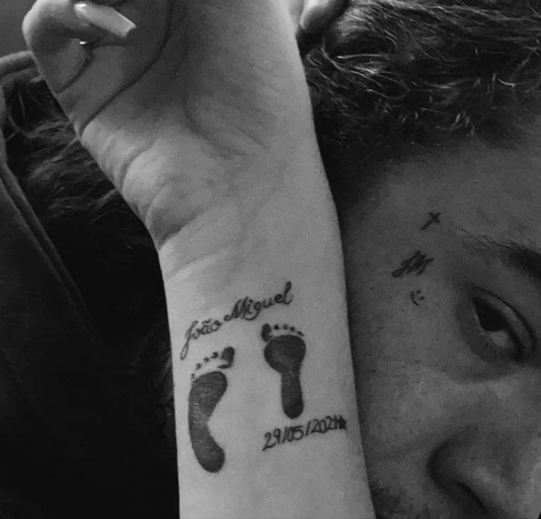 Whindersson Nunes e Maria Lina fazem tatuagem em homenagem ao filho