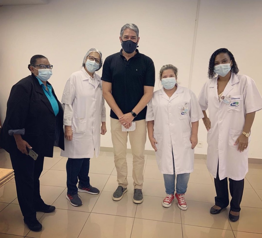 William Bonner é vacinado contra covid-19 e exalta o SUS