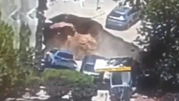 Vídeo mostra cratera engolindo carros em estacionamento de hospital 