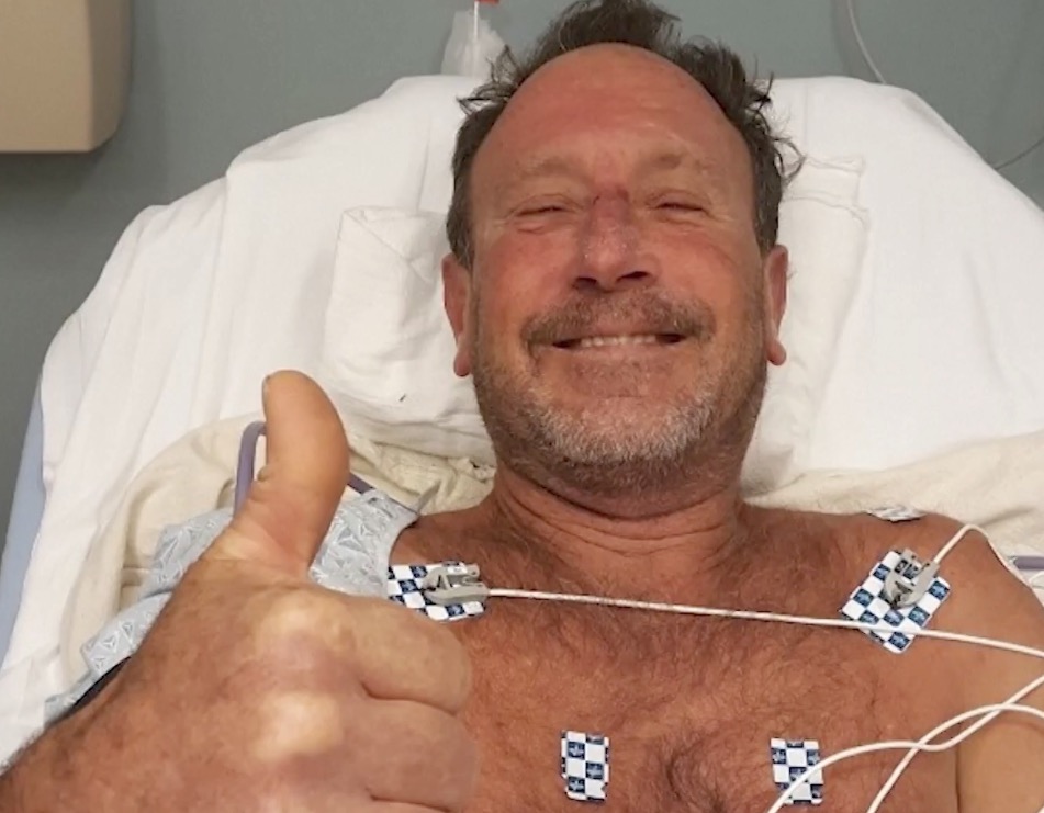 Baleia jubarte abocanha mergulhador e o cospe vivo