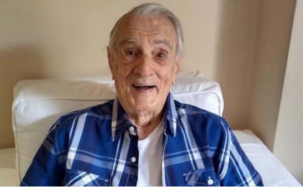 Aos 101 anos, Orlando Drummond, o Seu Peru, recebe alta do hospital após dois meses