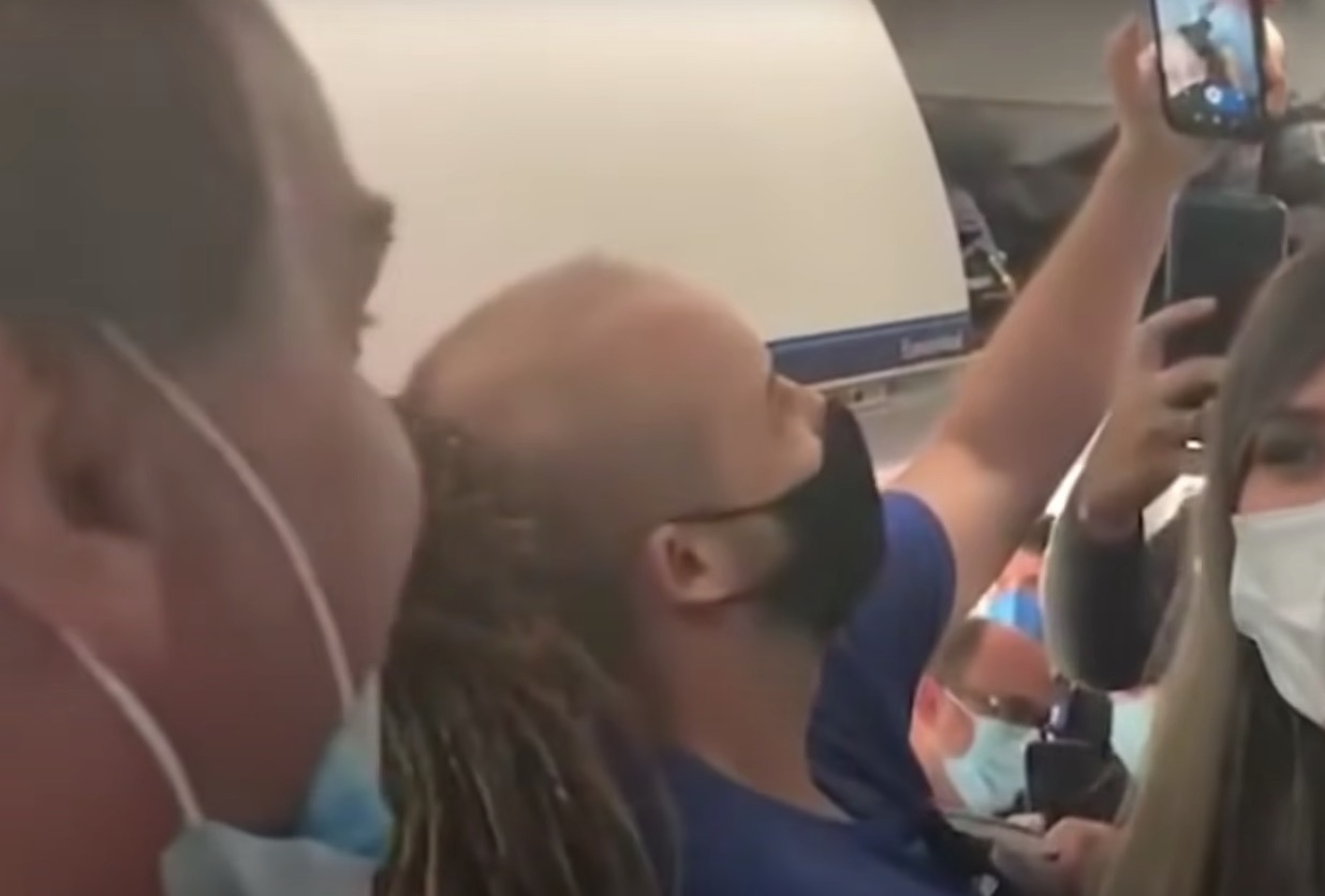 Anvisa questiona Azul após Bolsonaro tirar máscara em voo