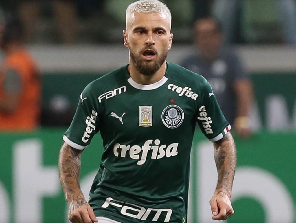 Lucas Lima do Palmeiras é flagrado em festa clandestina e é hostilizado