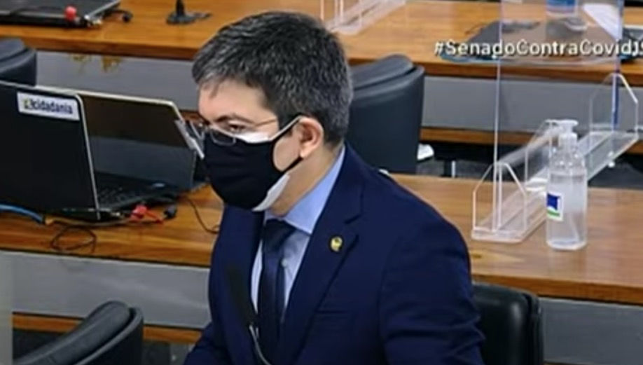 CPI: Randolfe quer convocar Facebook e Youtube contra lives de Bolsonaro 