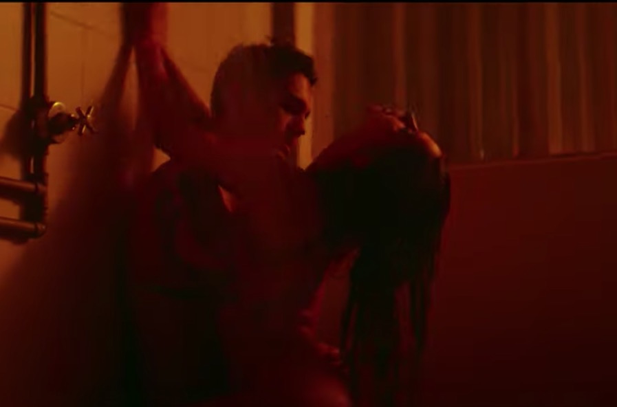 Luan Santana e modelo se pegam debaixo do chuveiro em clipe de ‘Morena’