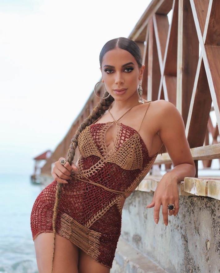 Anitta rebate ataques bolsonaristas: ‘empurrando no c* de vcs sem pena’ 