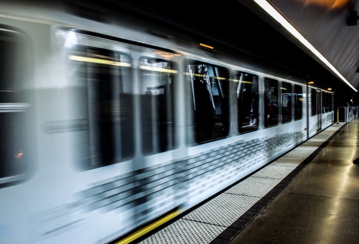 Passageiro leva soco ao cobrar uso de máscara no metrô 