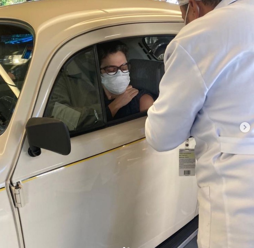 Sandra Annenberg vai de fusca tomar vacina contra covid e se emociona 