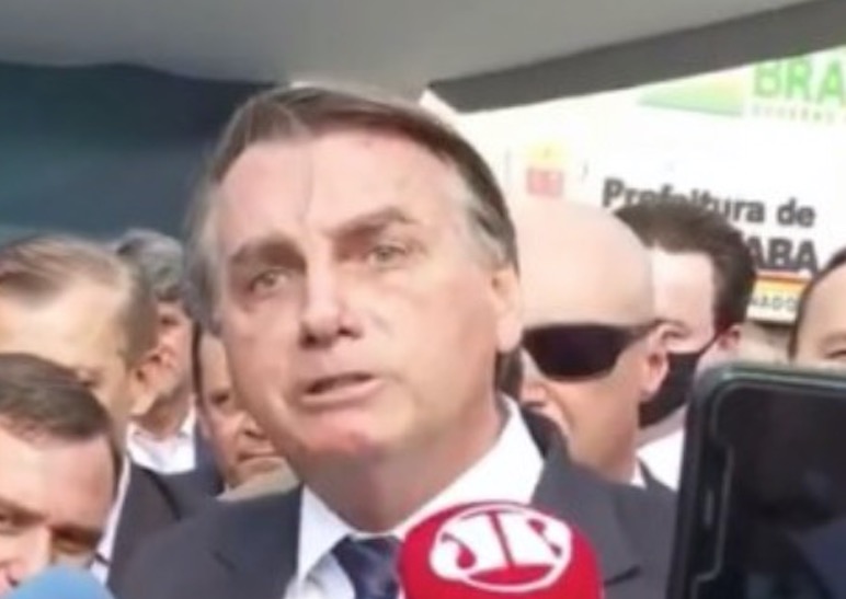 Bolsonaro grita com repórter ao ser questionado sobre vacina em evento