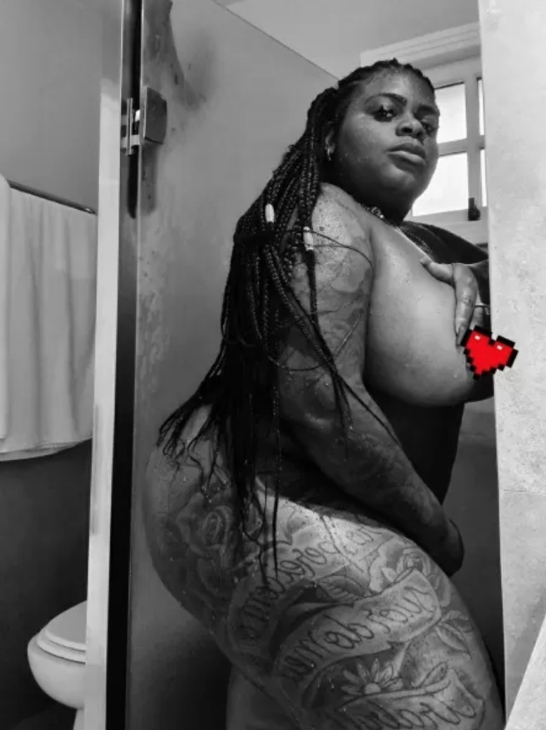 Jojo Todynho posa completamente nua no banheiro