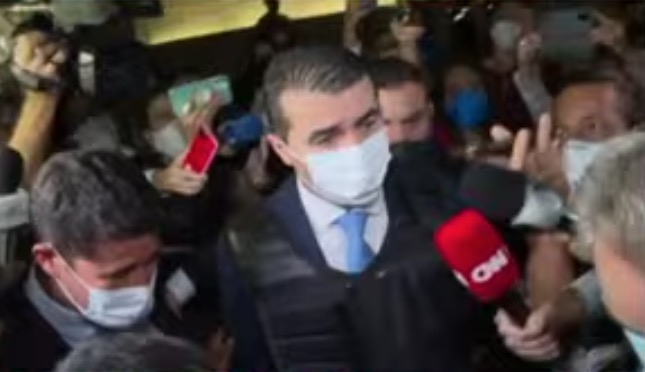 Deputado Luis Miranda chega à CPI no Senado de colete à prova de balas 