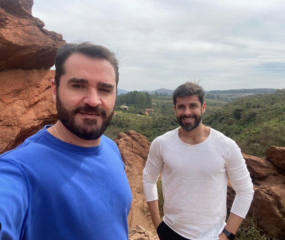 Apresentador da GloboNews diz que só ficou com homem aos 28 anos