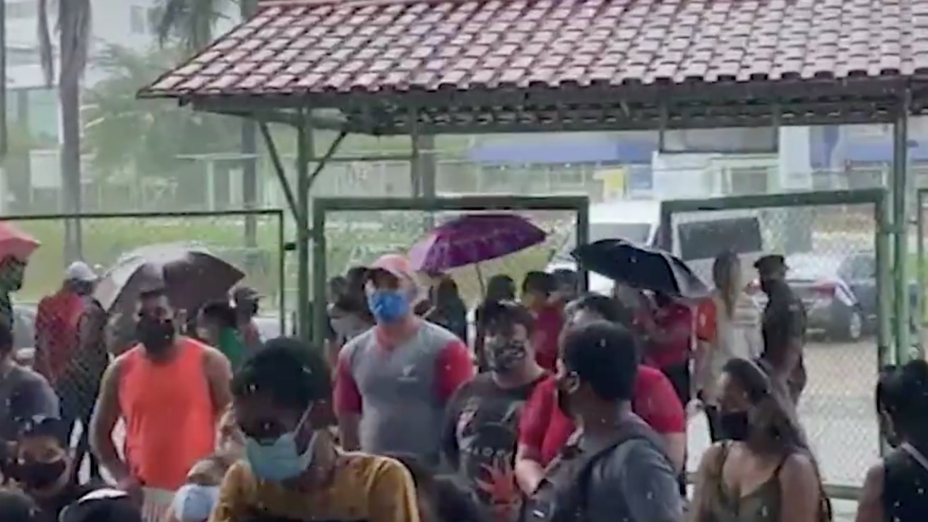 Público enfrenta chuva para receber vacina contra covid em Manaus