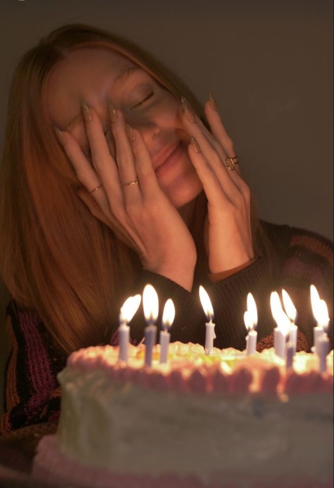 Marina Ruy Barbosa completa 26 anos e ganha bolo na madrugada