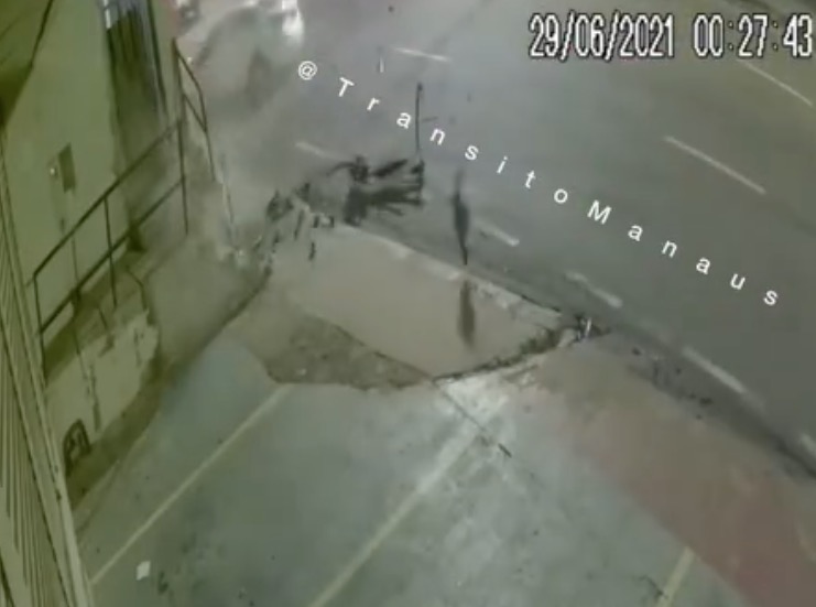 Carro voa após grave acidente em avenida de Manaus; vídeo