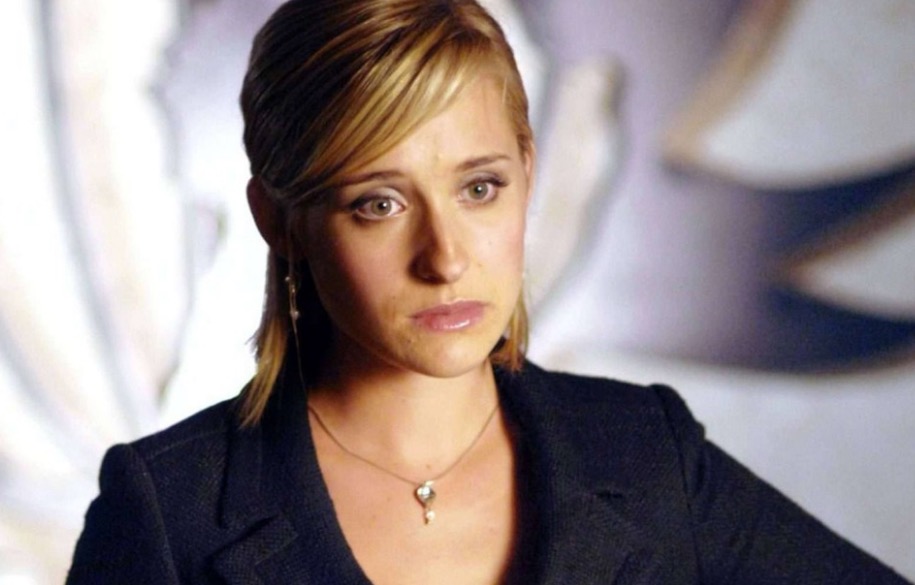 Atriz de Smallville é condenada a 3 anos de prisão por participar de culto 