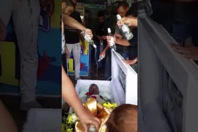 Velório com open bar tem defunto banhado em cachaça