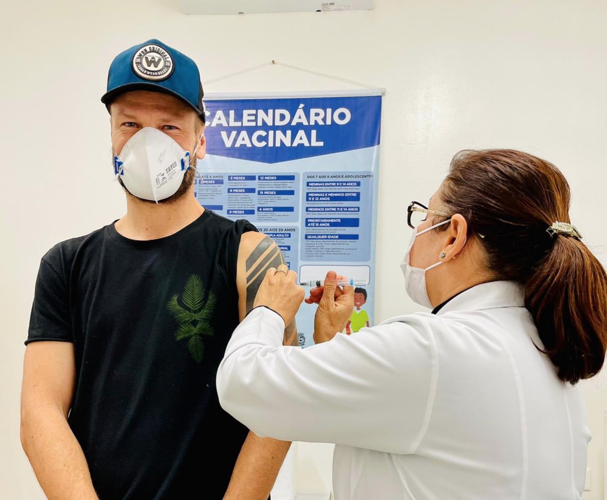 Rodrigo Hilbert é vacinado contra covid e vira meme: ‘fez a vacina’ 