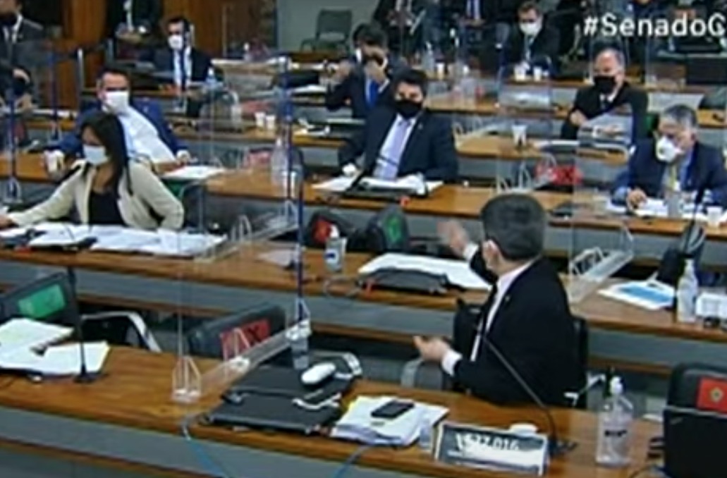Senadores batem boca durante depoimento de Roberto Dias