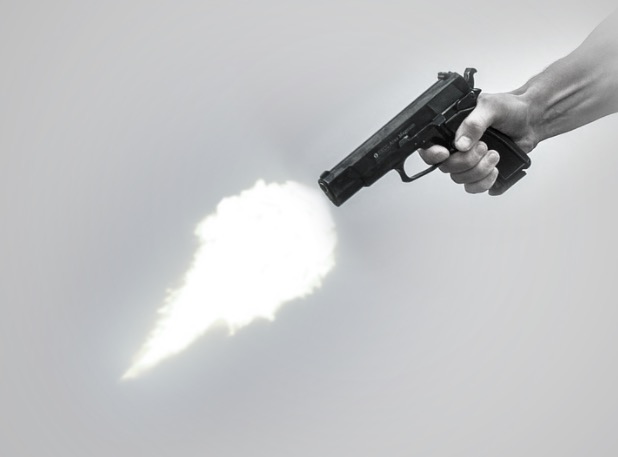 Criança de 2 anos morre após ser baleada em parada de ônibus 