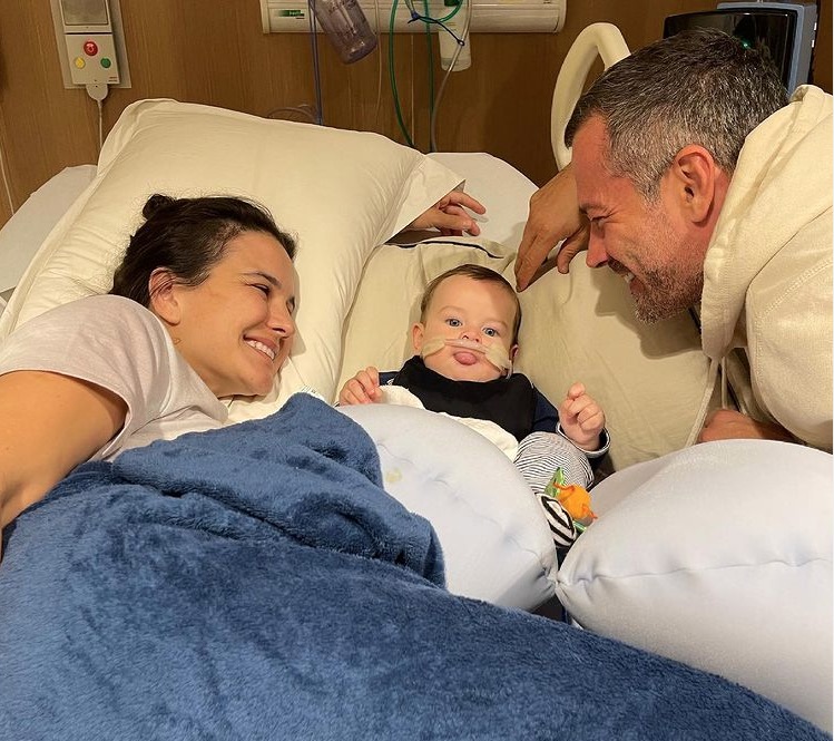 Malvino Salvador mostra foto do filho CTI e comemora: ‘está melhorando’