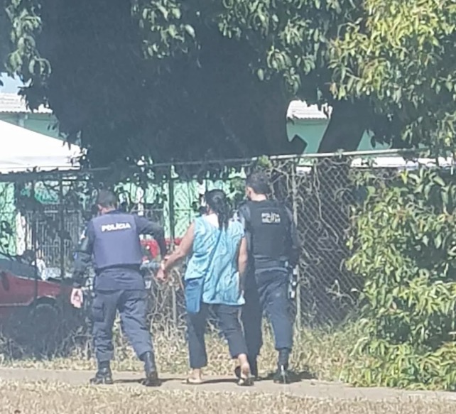 Vídeo: Mulher quebra frascos com doses de vacina contra covid-19