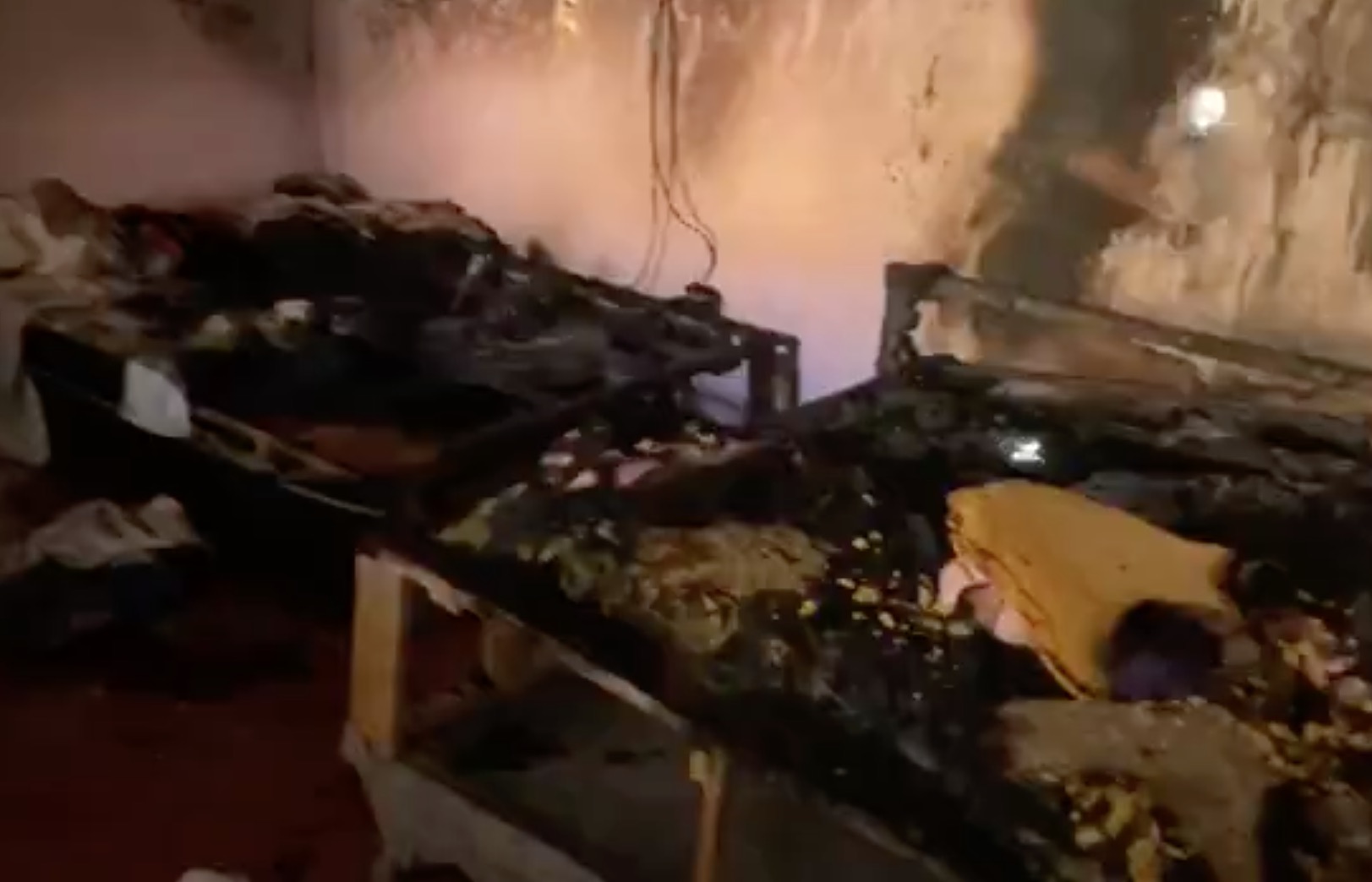 Menino de 2 anos se salva de incêndio ao se esconder dentro de geladeira