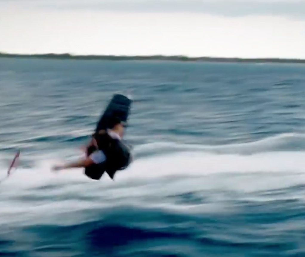 Ator de Jackass é mordido por tubarão durante filmagens; vídeo