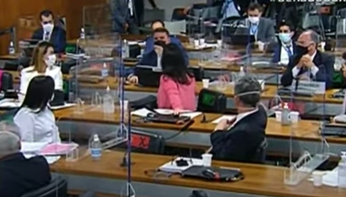 CPI da Covid tem tumulto e bate-boca entre Simone Tebet e Flávio Bolsonaro