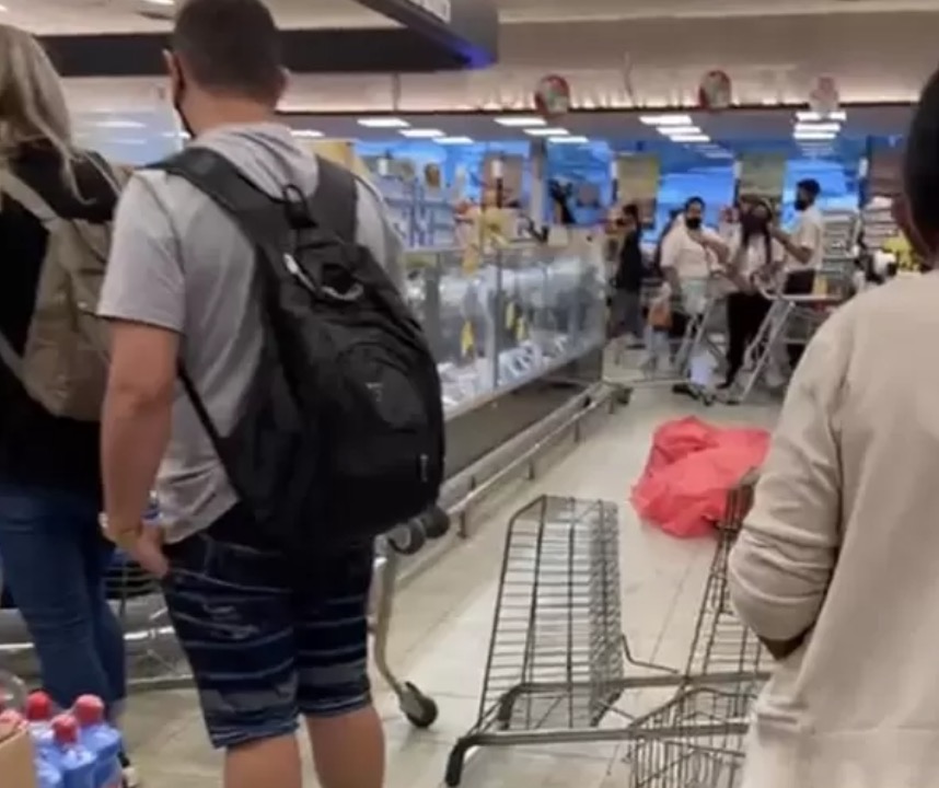 Mulher morre em supermercado e corpo é coberto com plástico