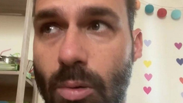 Eduardo diz que foi retirado um litro de líquido do estômago de Bolsonaro