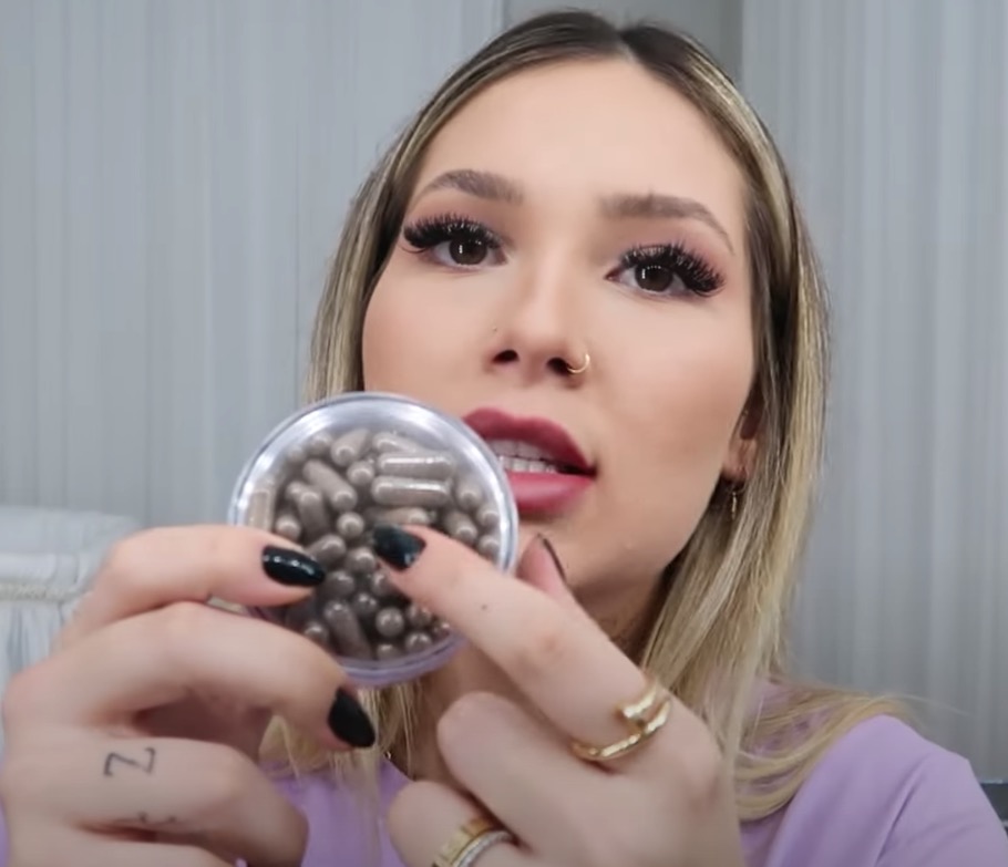 Virginia Fonseca mostra cápsulas feitas com sua placenta