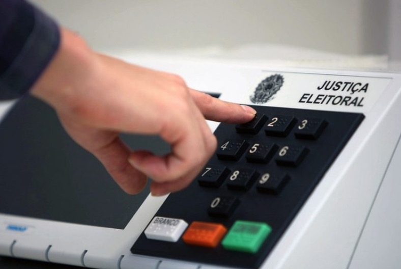 Com tumulto, votação da PEC do voto impresso é adiada 