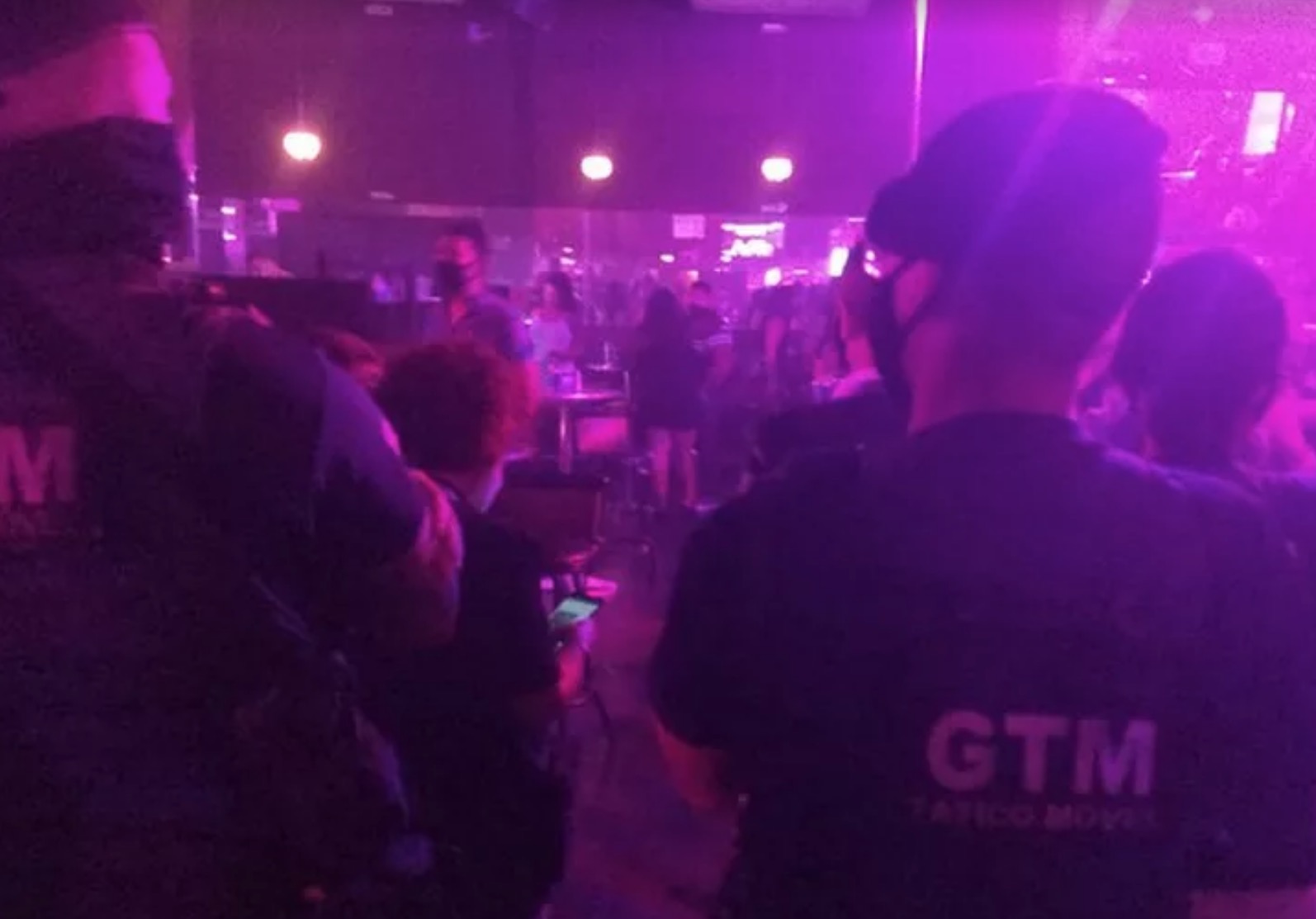 Polícia encerra festa com 300 pessoas em casa de swing; vídeos