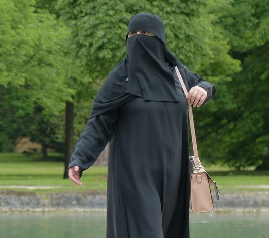 Homem com covid-19 é preso após embarcar em voo disfarçado de mulher