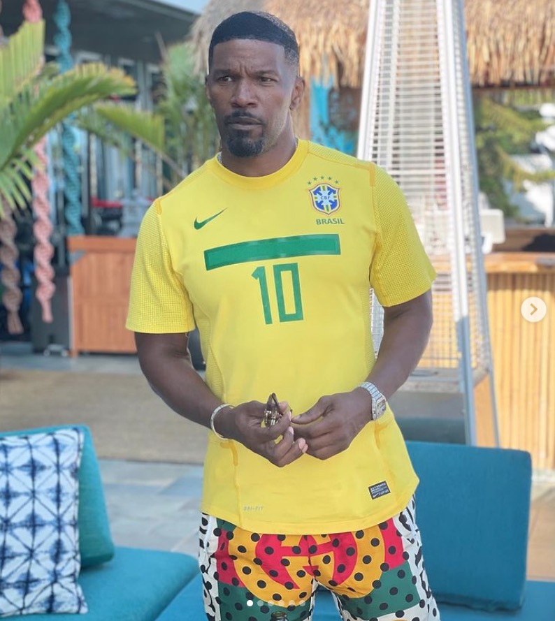 Jamie Foxx posta fotos com a camisa da seleção brasileira e fãs piram