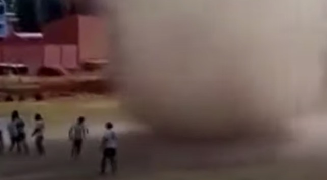 Redemoinho atinge jogadores durante partida de futebol; Vídeo 