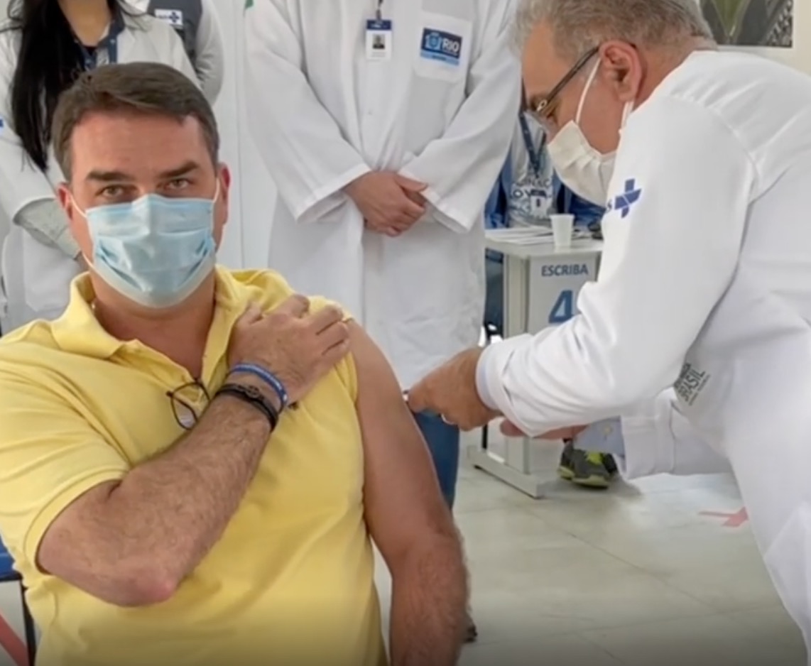 Flávio Bolsonaro é vacinado contra covid-19 e posta vídeo