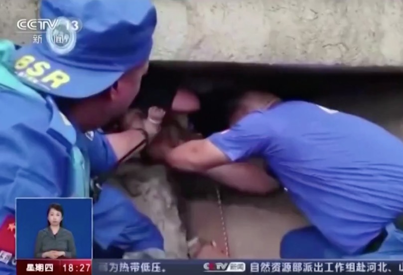 Bebê é resgatado com vida de escombros na China; mãe morreu 