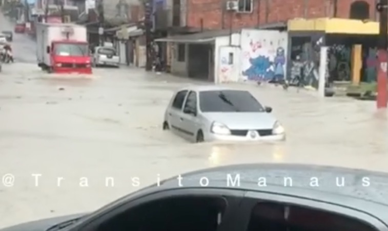 Vídeo: Forte chuva deixa avenida alagada e causa transtornos em Manaus
