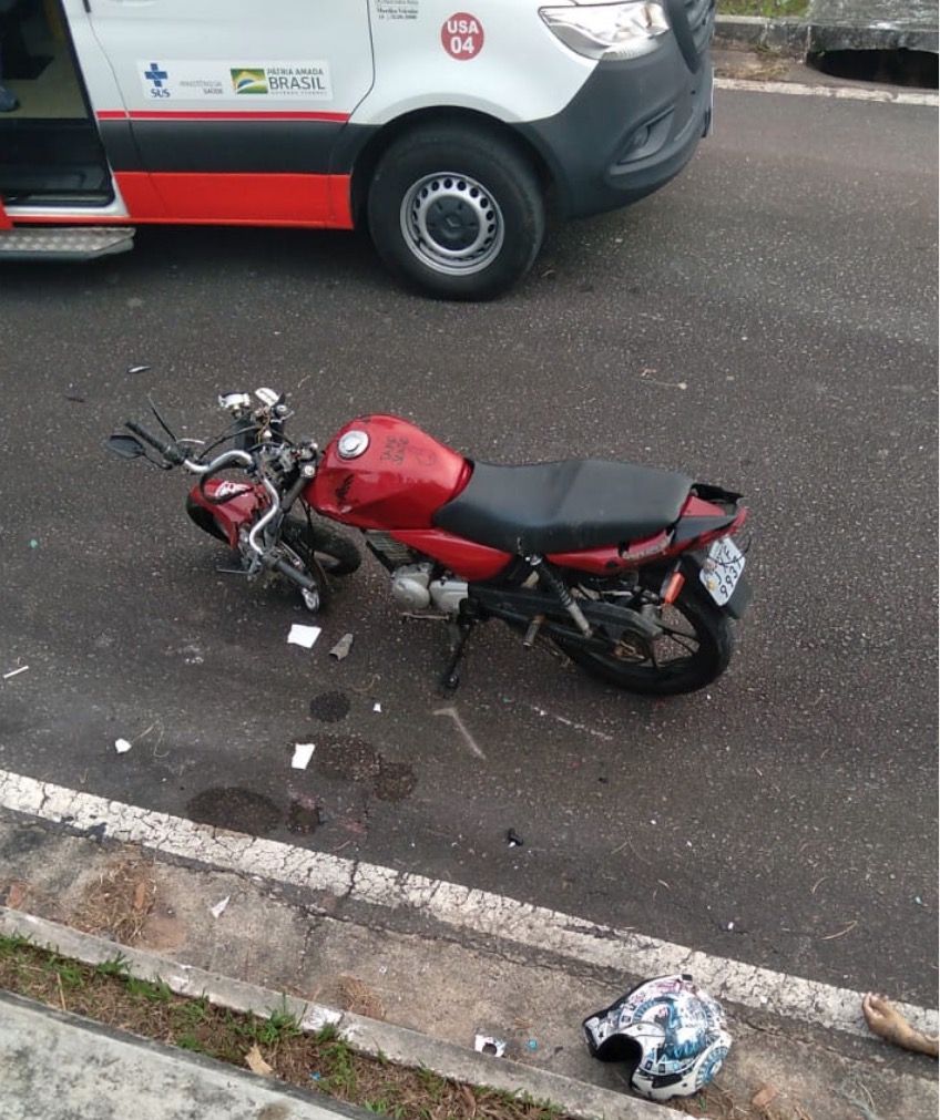 Jovem morre em Manaus após perder controle da motocicleta em curva