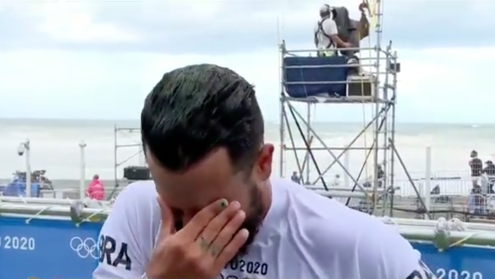 Repórter da Globo chora ao vivo junto com Ítalo Ferreira, ouro no surfe