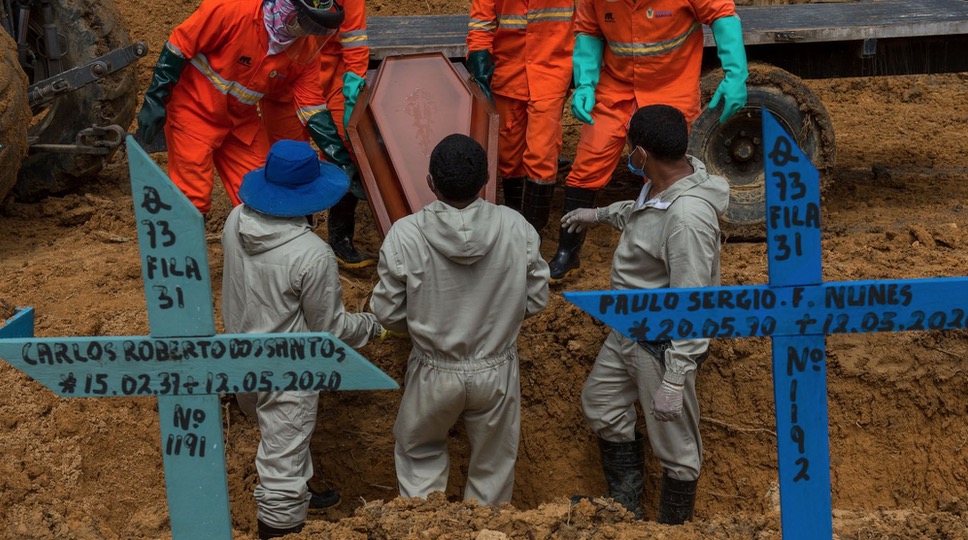 Número de mortes e casos de covid-19 caem 40% em um mês no Brasil