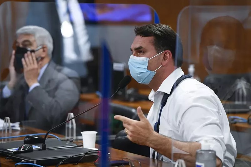 Flávio Bolsonaro assume vaga como suplente na CPI; Entenda