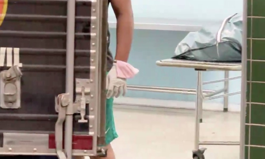 Homem é crivado de balas por dupla em moto em Manaus