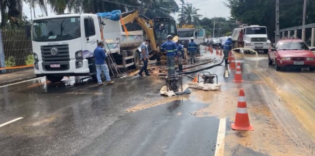 Adutora rompe, deixa bairro sem água e prejudica trânsito em Manaus