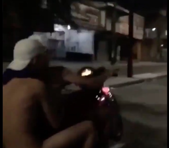Homem é flagrado andando nu em garupa de motocicleta em Manaus 