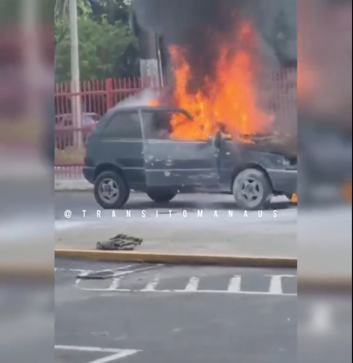 Carro é destruído pelo fogo em estacionamento de supermercado em Manaus